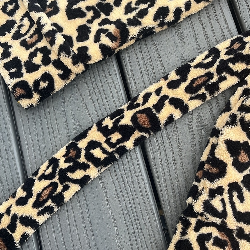 ❄️ Cheetah Print Fuzzy Robe - Picture 4 of 7